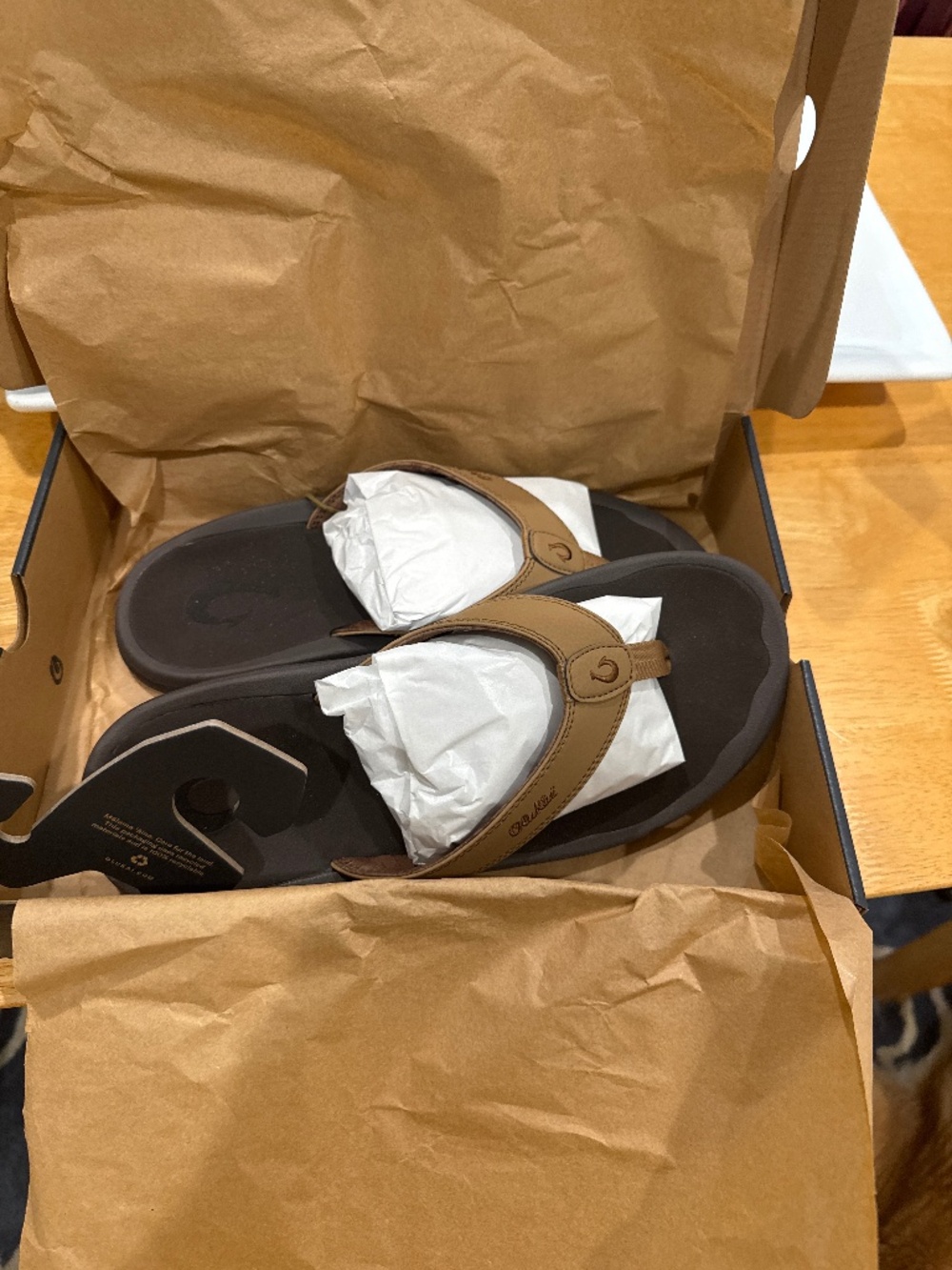 NWT Olukai brown leather men’s flip flops